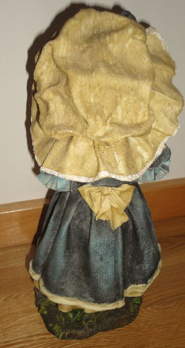 Estatueta Grande em Resina – Menina com Urso