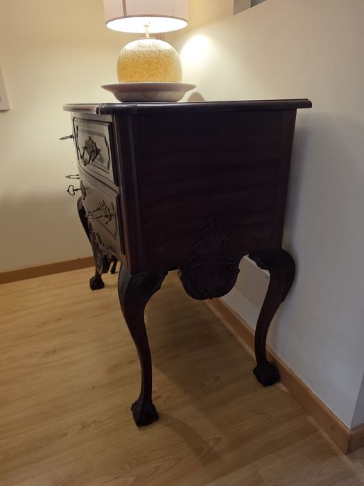 Cómoda clássica entalhada