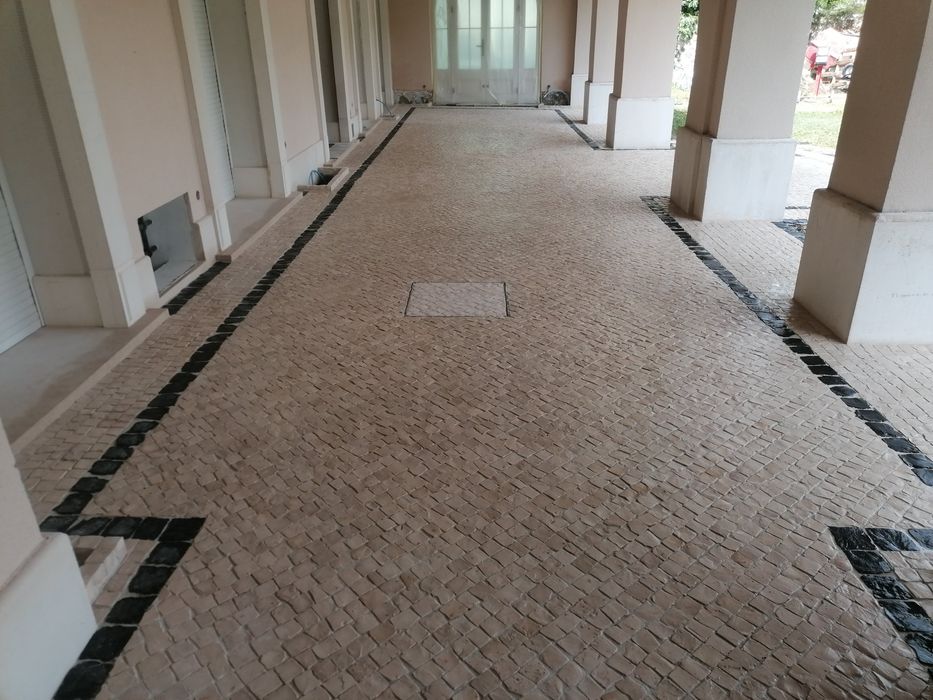 Calceteiros.                           Pavimentos em cubos de granito