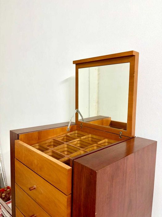 Conjunto de quarto em madeira maciça — camiseiro + 2 mesinhas de cabeceira