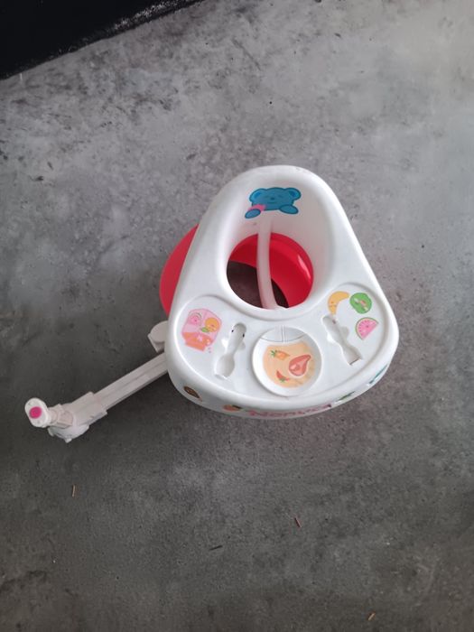 Banco Nenuco para sentar o nenuco à mesa