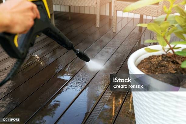 Serviço de limpeza profunda recorrendo a água pressurizada