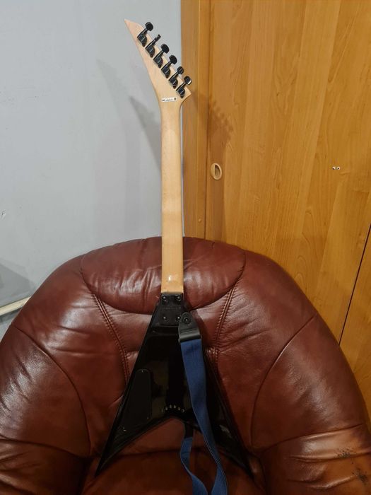 Jackson King V JS32T Black (Zebra Pickups version)