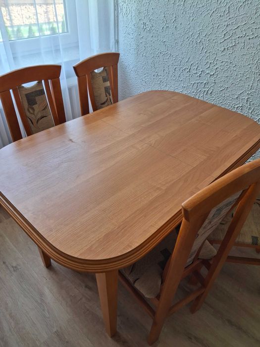 Sprzedam zestaw stół rozkladany i krzesla .