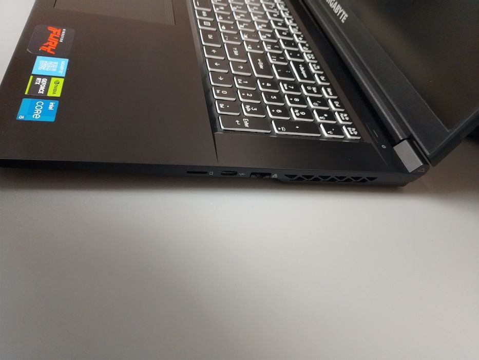 Ігровий ноутбук Gigabyte g7mf