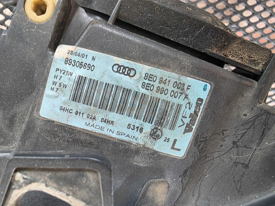 lampa lewa przód przednia Audi a4 b6 02 rok Europa oryginalna 2.0 benzyna