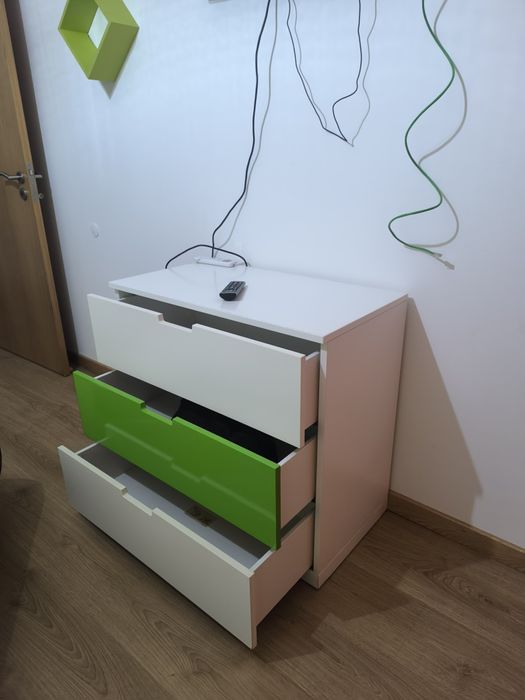 Cama de solteiro + colchão e mesas de cabeceira