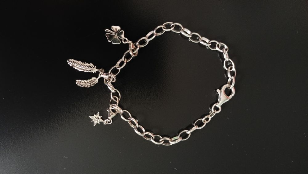 Bransoletka Apart z trzema zawieszkami