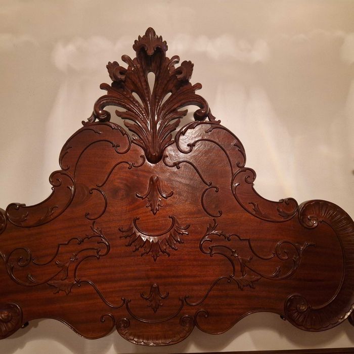 Cama de casal em madeira maciça – estilo clássico entalhado