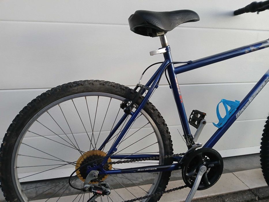 Bicicleta com amortecedores em bom estado