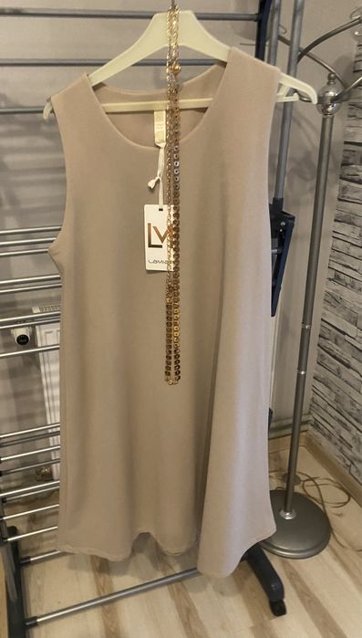 Nowa suknia z paskiem