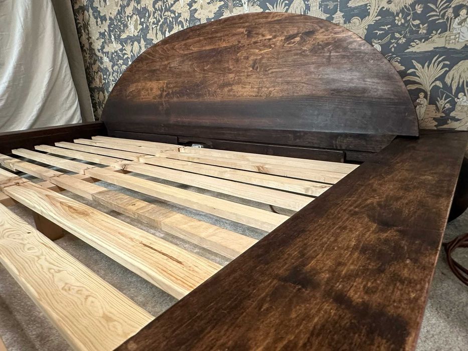 Kolonialna sypialnia: Łóżko, szafki, skrzynia, lampki