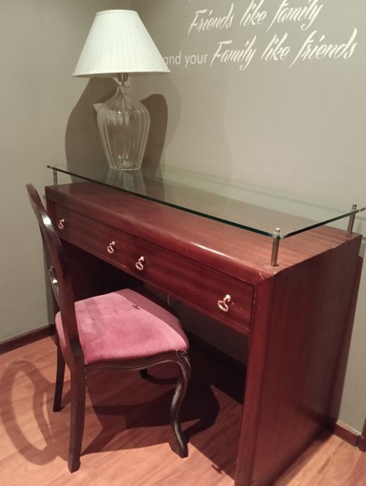 URGENTE - Móvel de madeira  cerejeira com 2 gavetas + cadeira