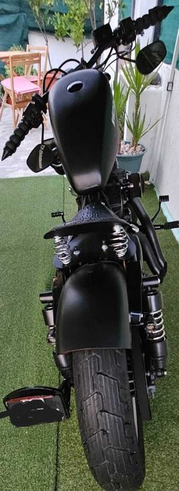 Harley Davidson Sportster 883 em estilo Bobber Custom