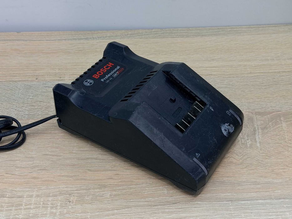 Ładowarka Bosch GAL 18V-40 – dobry stan