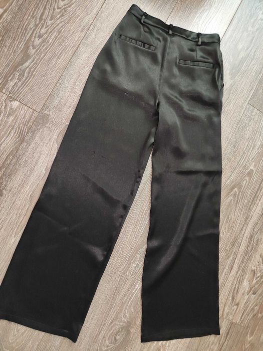 Брюки атласные от Bershka