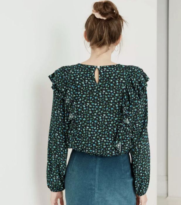 Укорочена блуза з воланами в дрібні квіти