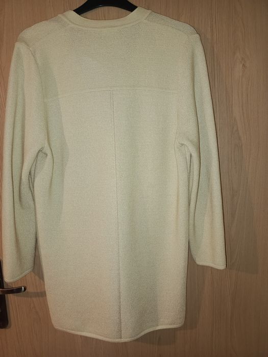 Sweter damski jednolity i rozpinany.