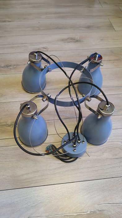 Metalowa lampa wisząca z 4 abażurami