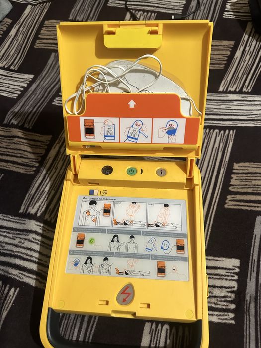 тренувальний дефібрилятор (AED Trainer).