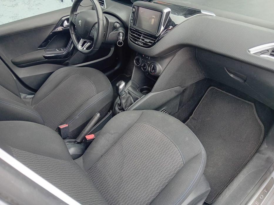 Peugeot 208 1.5 bluehdi Signature - Nacional  ( pequeno sinistro  )