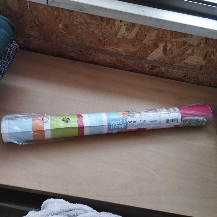 Papel de parede às riscas colorido para quarto de criança