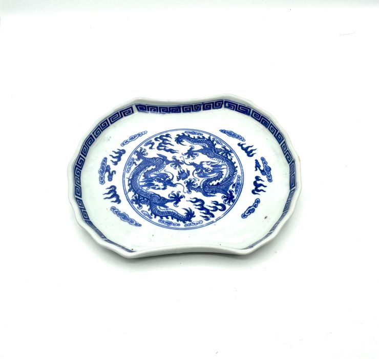 Prato chinês porcelana azul e branca dois dragões seculo 19