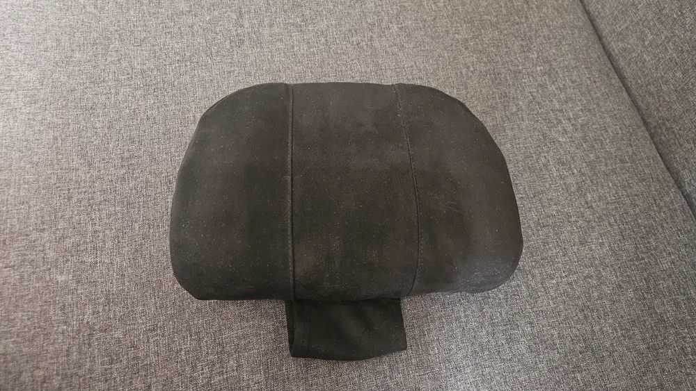 Подушка-підголовник в авто