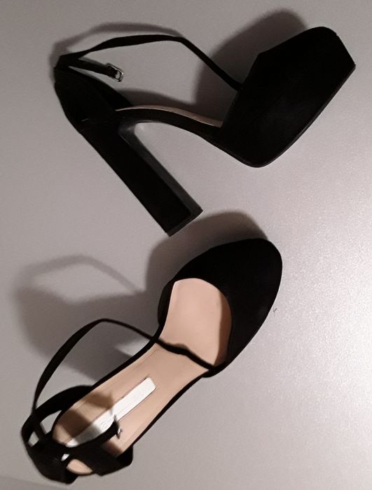 Sapatos/Sandalias pretas Bershka com salto alto, tamanho 38