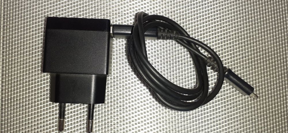 Ładowarka sieciowa Sony z kablem microusb