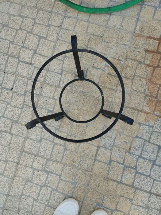 Vendo suportes para vasos.