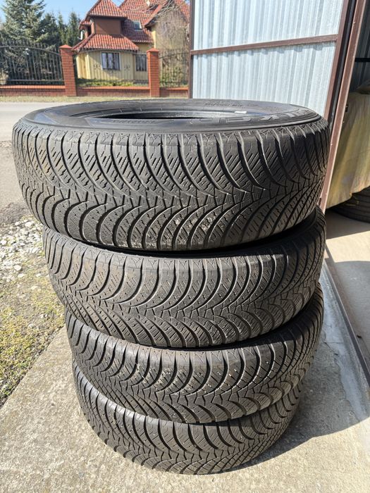 Komplet opon 215/65/R17
