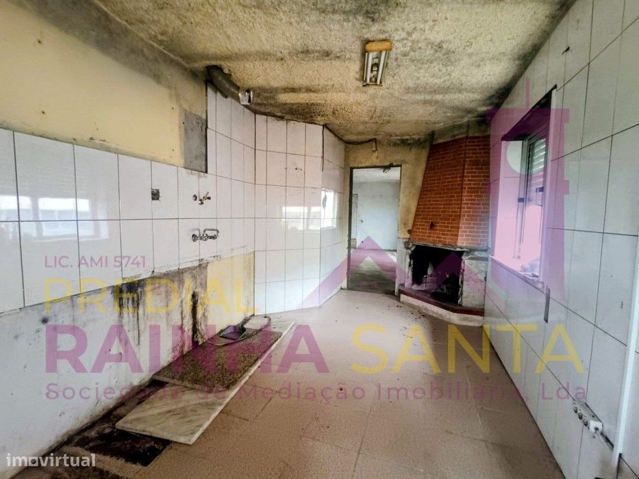 Moradia em 2 pisos para reabilitar. Quintal e anexo-Lousã