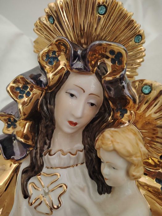 Escultura em cerâmica fina