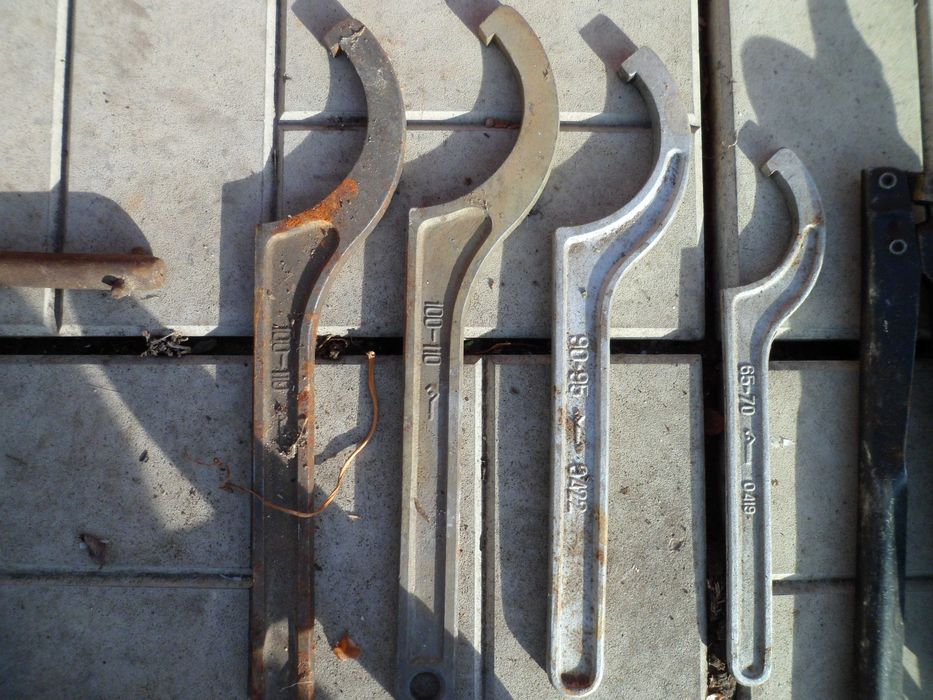 Різний інструмент, лампа, шприц, вороток, дрель, ключі