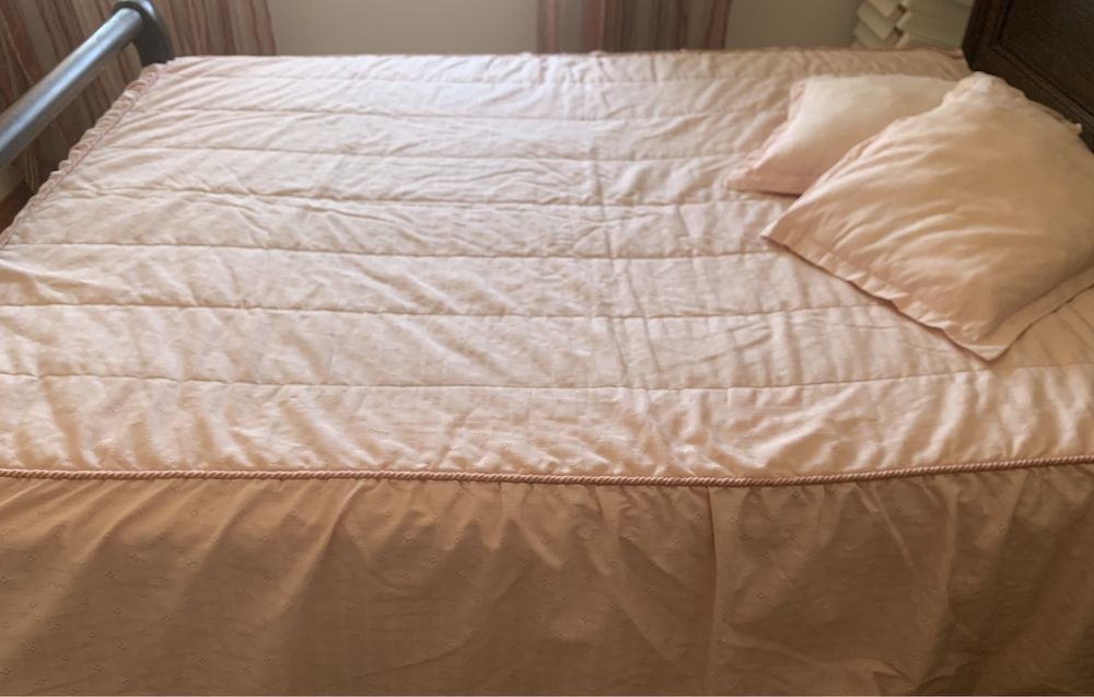 Colcha acolchoada com folho e 2 almofadas