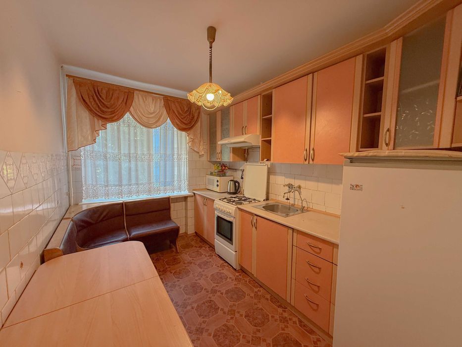 Продам 3-кімнатну квартиру в цегляному будинку.  вул.Міцкевича, 5