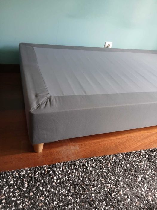 Sommier IKEA Lyngor com capa e pés