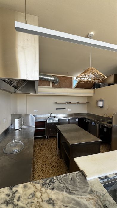 Cozinha Profissional em Inox Completa – Bancadas, Frigoríficos e Extração