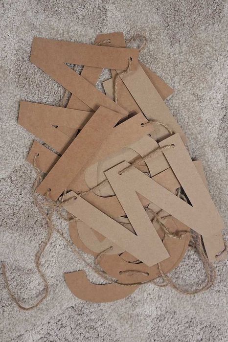 Napis na ściankę za Parą Młodą