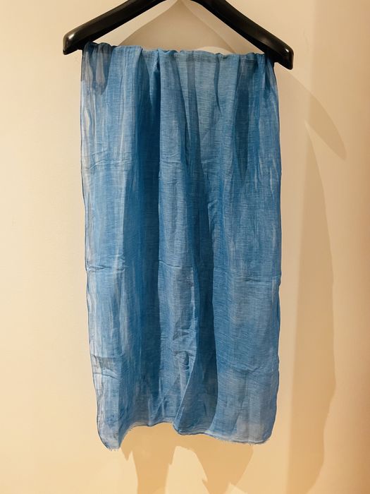 Écharpe azul em tecido leve