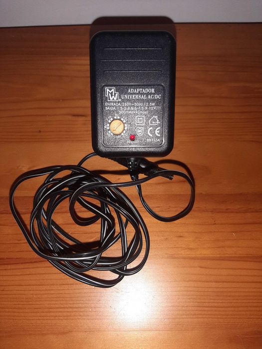 Carregador Universal de 1,5 V a 12 V