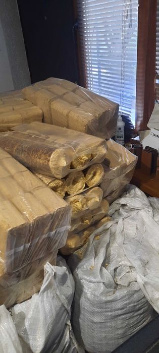 Брикети, дрова, вугілля.