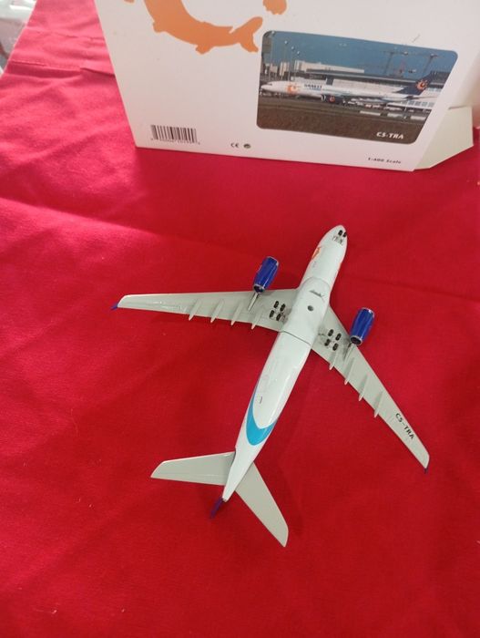 Avião em ferro a escala de1/400 com caixa
