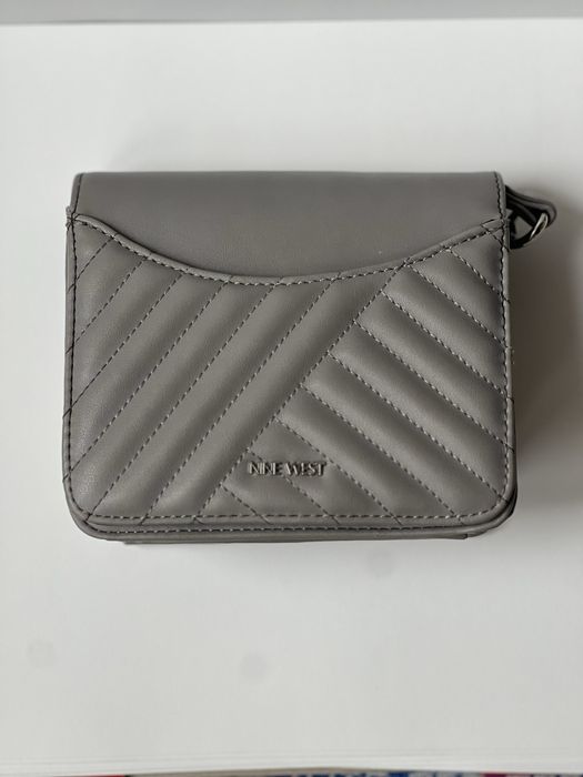 Сумка через плече nine west ,сірого кольору