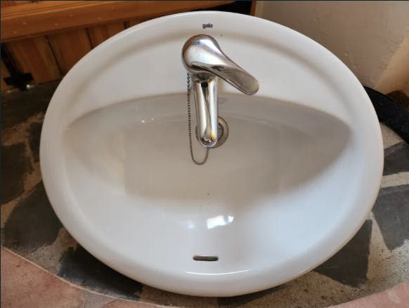 Lavatório e torneira