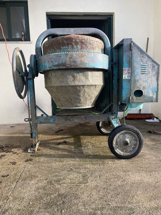 Vende-se betoneira 250 litros
