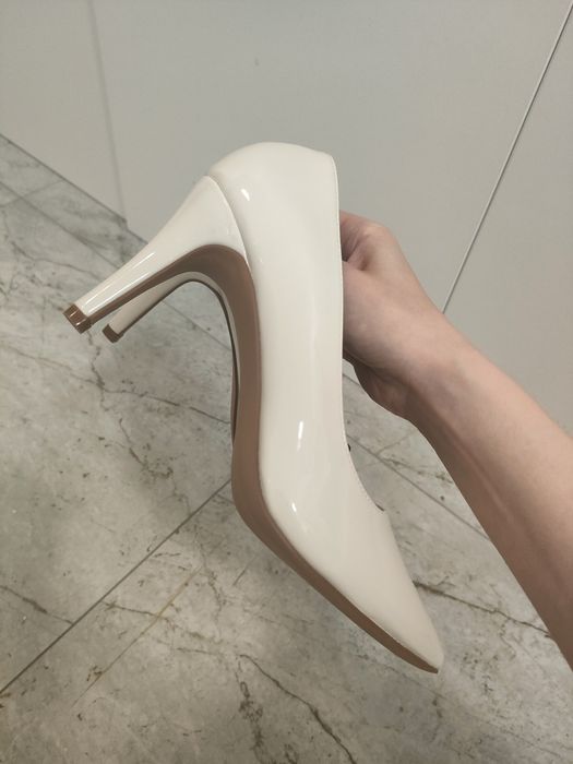 Nowe buty 37 off-white, ślubne na obcasie