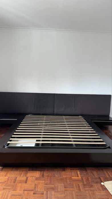 Cama de casal com elevação. A cama é usada mas em excelente estado, tem a cabeçeira descascando, nada que um estofo novo não resolva!