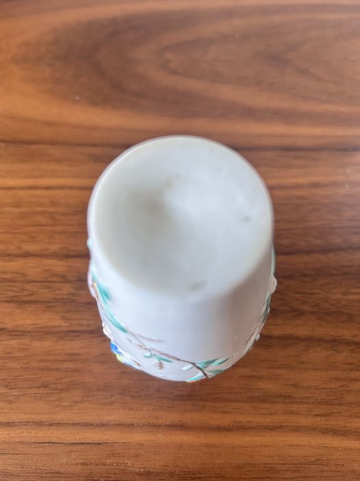 Jarra em vidro leitoso com decoração relevada pintada à mão